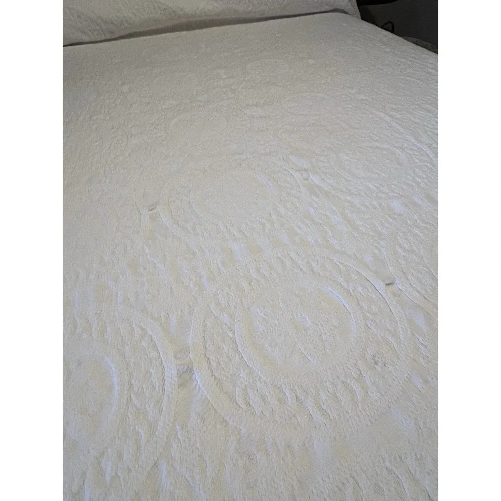 Vintage Cannon Matelasse Bedspread White Medallions Floral Fringe Twin
